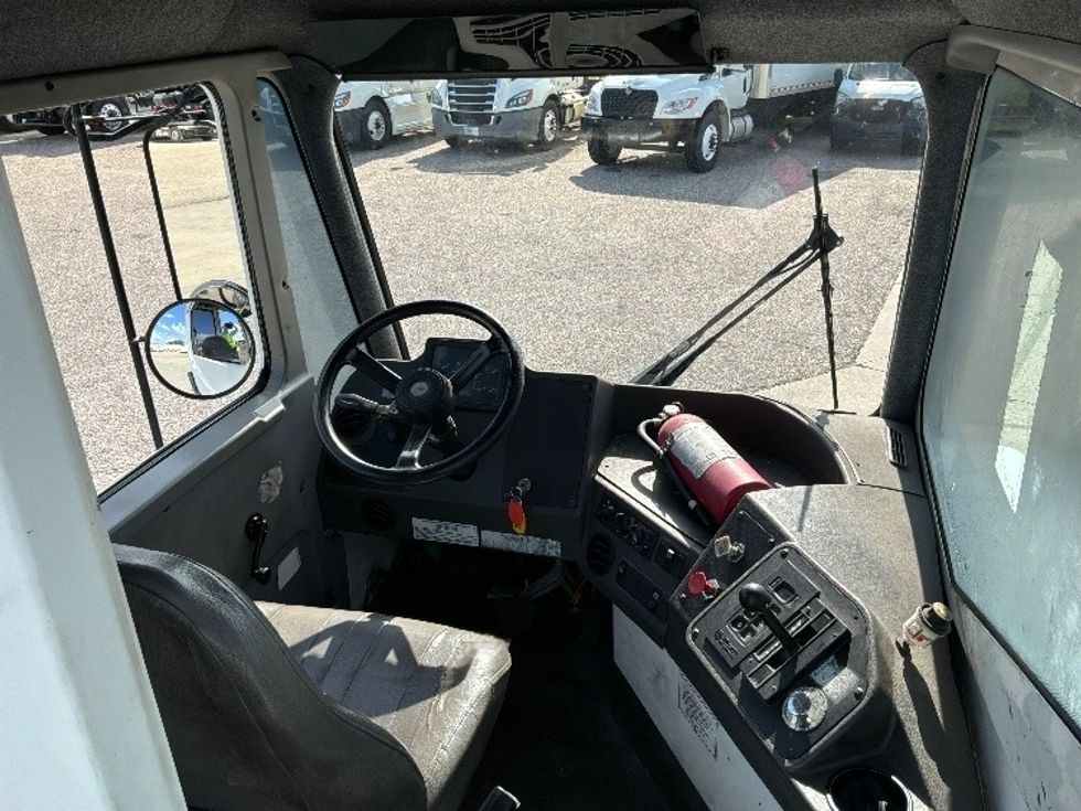 Yard Truck-Heavy Duty Tractors-Ottawa-2017-T2-Montgomery-AL-32,338\n\t\tmiles-$ 51,250 - Image 9