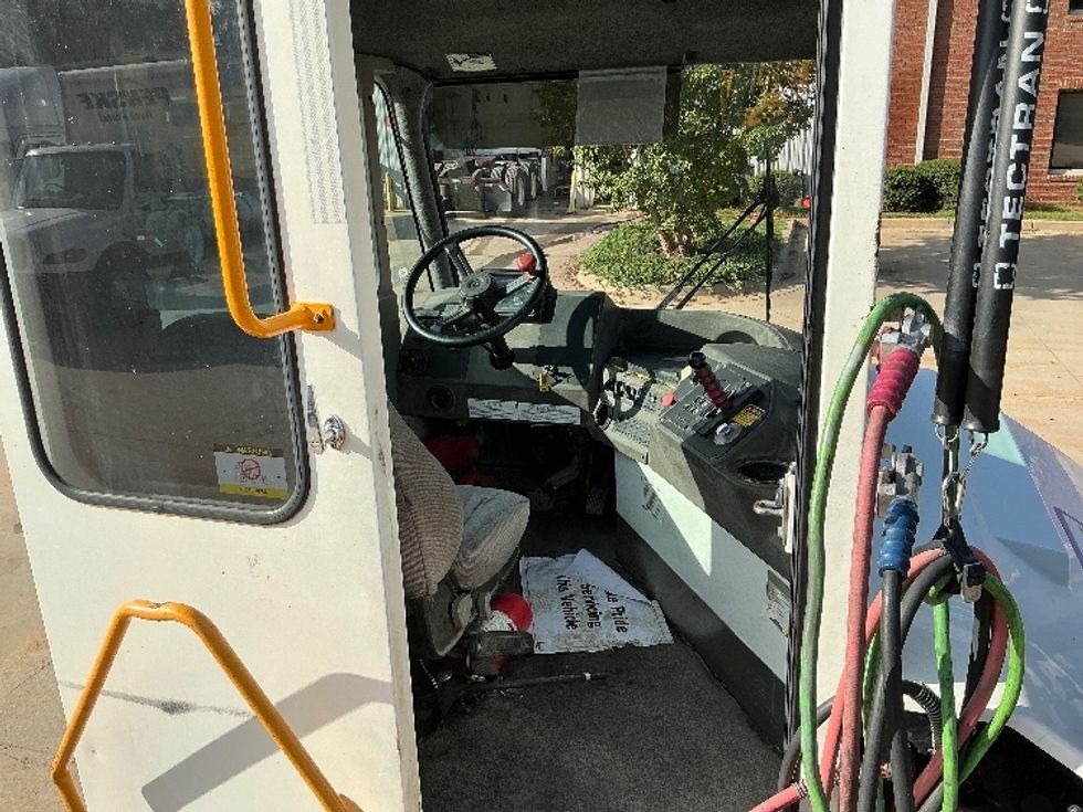 Yard Truck-Heavy Duty Tractors-Ottawa-2018-T2-Atlanta (Forest Park)-GA-411,950\n\t\tmiles-$ 57,500 - Image 9