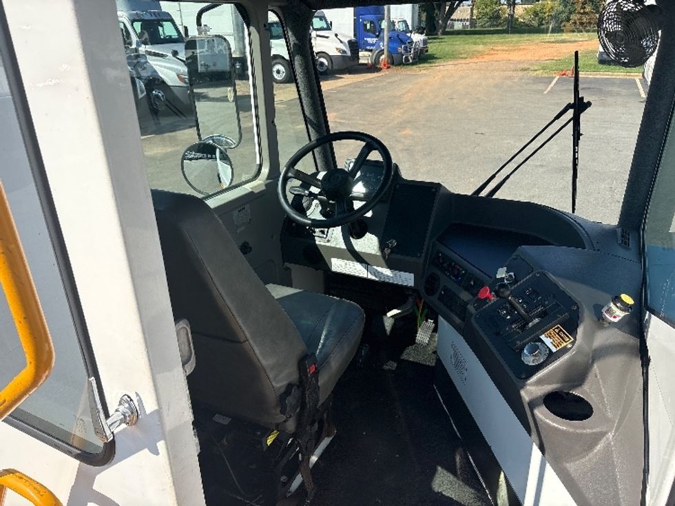 Yard Truck-Heavy Duty Tractors-Ottawa-2018-T2-Mebane-NC-2,867\n\t\tmiles-$ 42,250 - Image 9