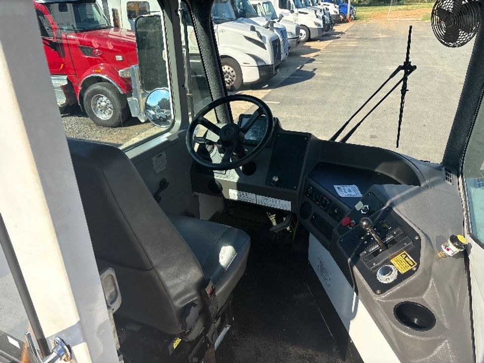 Yard Truck-Heavy Duty Tractors-Ottawa-2018-T2-Mebane-NC-3,188\n\t\tmiles-$ 42,250 - Image 9