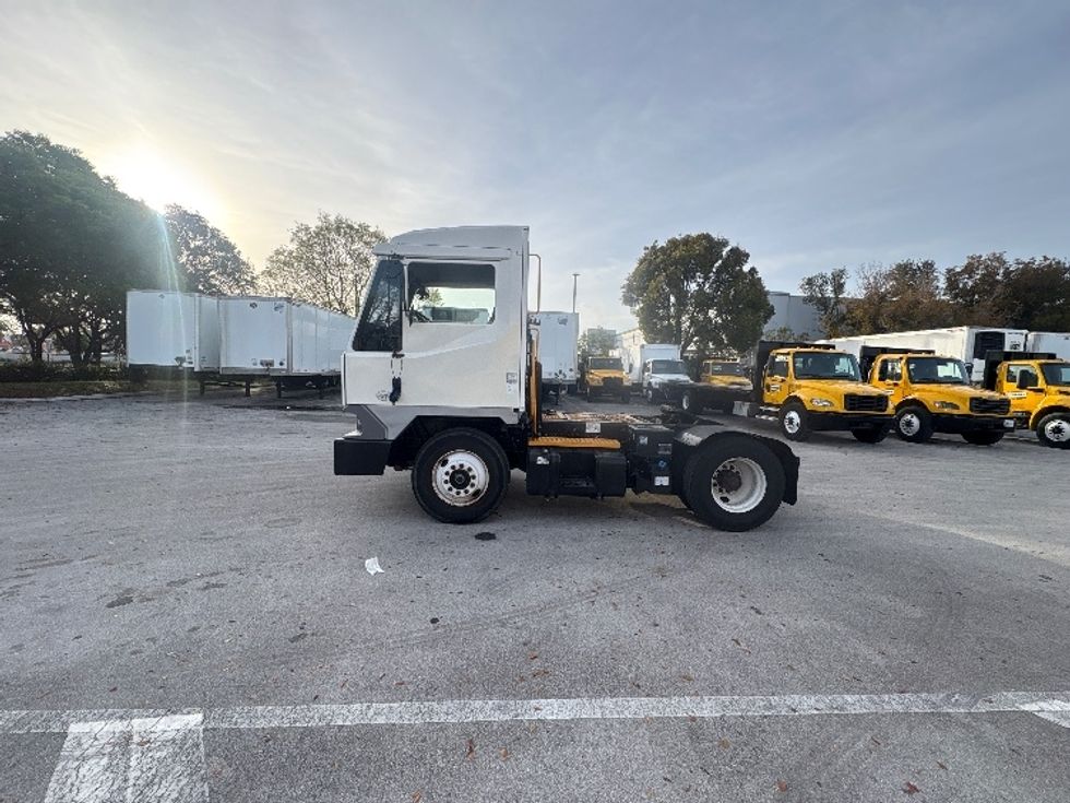Yard Truck-Heavy Duty Tractors-Ottawa-2018-T2-Medley-FL-277,370\n\t\tmiles-$ 50,750 - Image 4