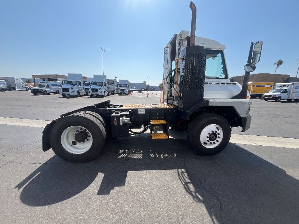 Yard Truck-Heavy Duty Tractors-Ottawa-2018-T2-Ontario-CA-58,250\n\t\tmiles-$ 62,750 - Image 8