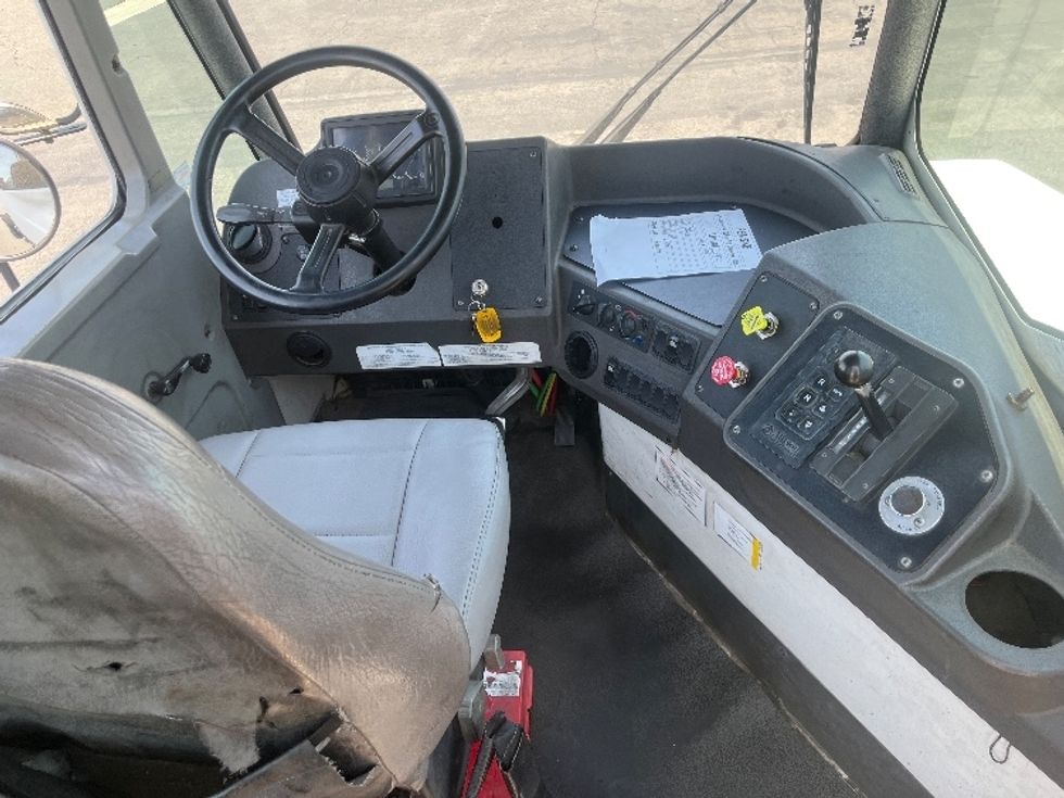 Yard Truck-Heavy Duty Tractors-Ottawa-2018-T2-Ontario-CA-59,892\n\t\tmiles-$ 62,250 - Image 10