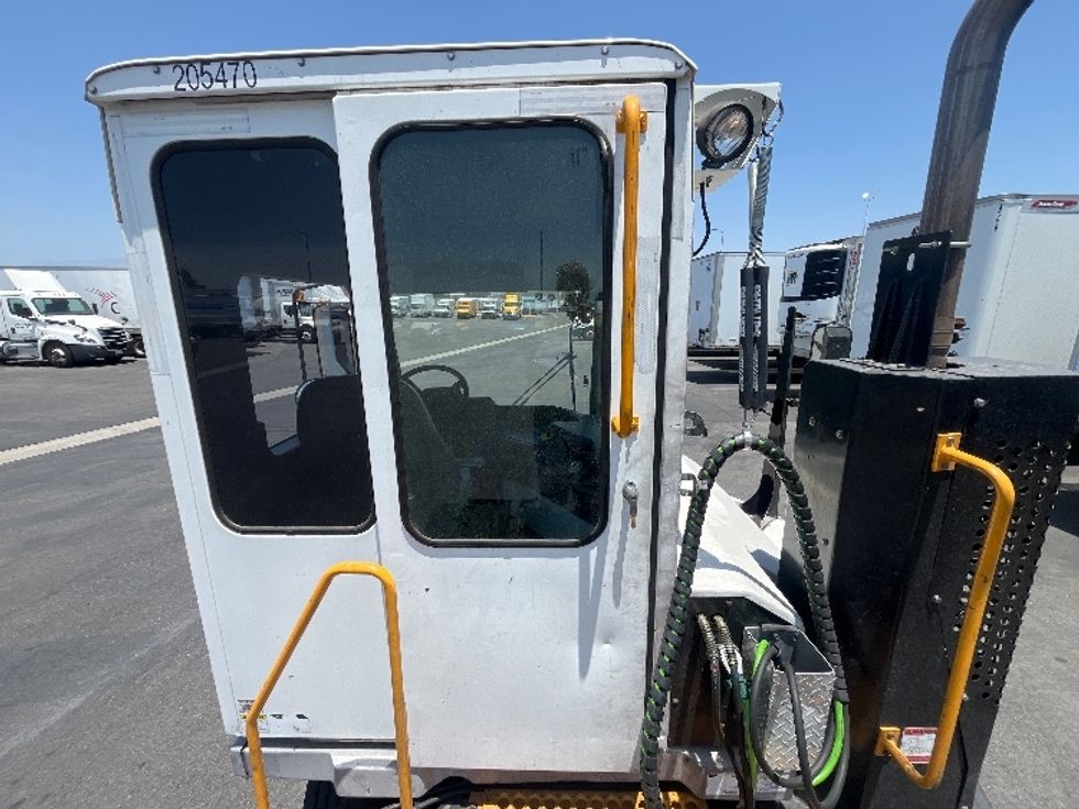 Yard Truck-Heavy Duty Tractors-Ottawa-2018-T2-Ontario-CA-59,892\n\t\tmiles-$ 62,250 - Image 12