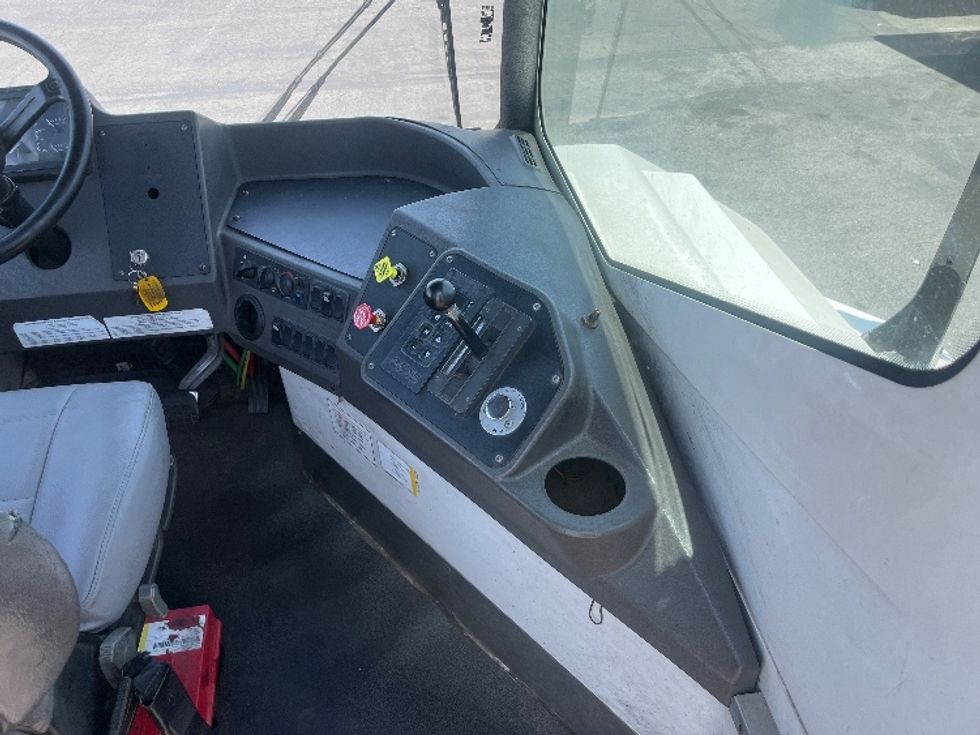 Yard Truck-Heavy Duty Tractors-Ottawa-2018-T2-Ontario-CA-59,892\n\t\tmiles-$ 62,250 - Image 13