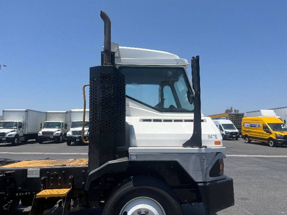 Yard Truck-Heavy Duty Tractors-Ottawa-2018-T2-Ontario-CA-59,892\n\t\tmiles-$ 62,250 - Image 14
