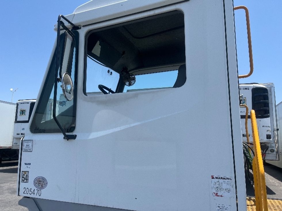 Yard Truck-Heavy Duty Tractors-Ottawa-2018-T2-Ontario-CA-59,892\n\t\tmiles-$ 62,250 - Image 9