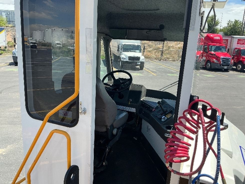Yard Truck-Heavy Duty Tractors-Ottawa-2019-T2-Aurora-CO-25,046\n\t\tmiles-$ 64,250 - Image 9