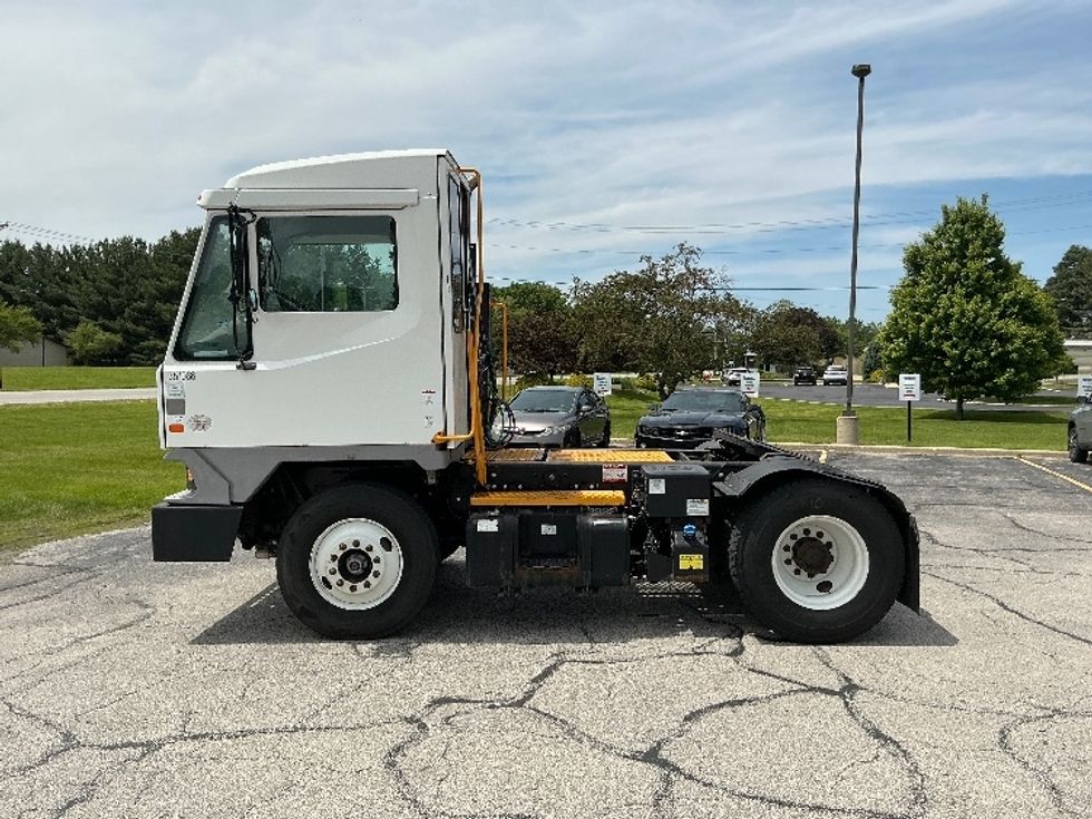 Yard Truck-Heavy Duty Tractors-Ottawa-2019-T2-Elkhart-IN-196,938\n\t\tmiles-$ 59,500 - Image 4