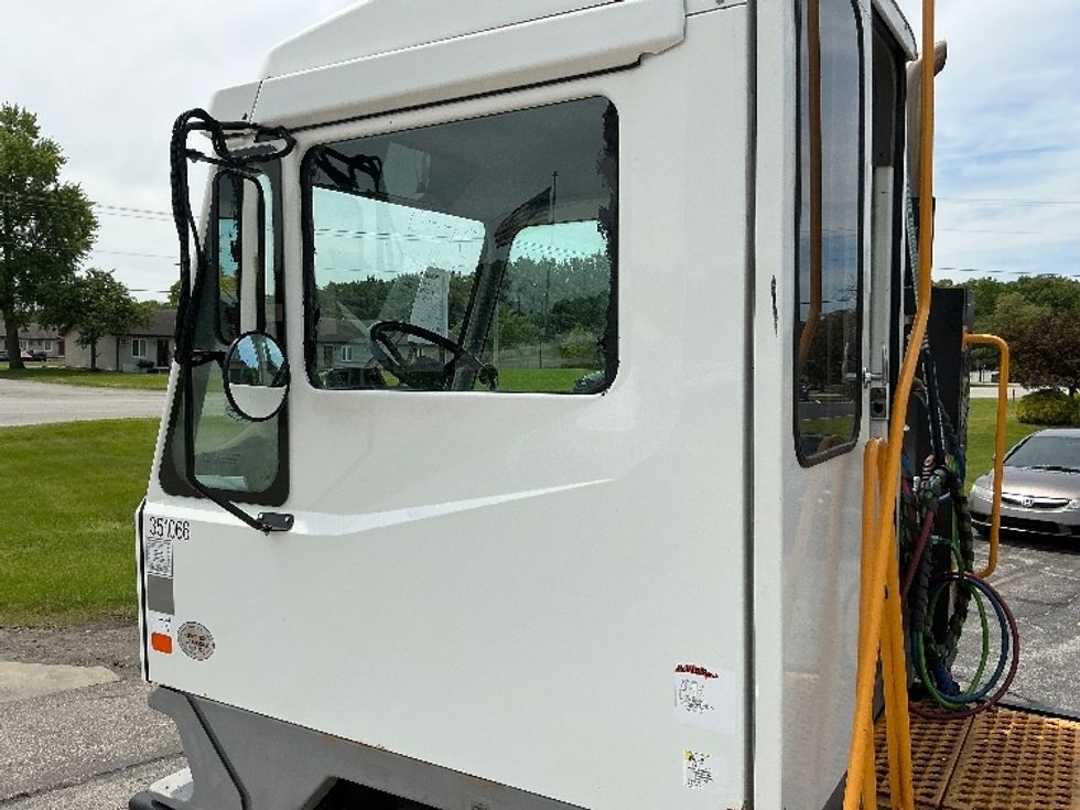 Yard Truck-Heavy Duty Tractors-Ottawa-2019-T2-Elkhart-IN-196,938\n\t\tmiles-$ 59,500 - Image 9