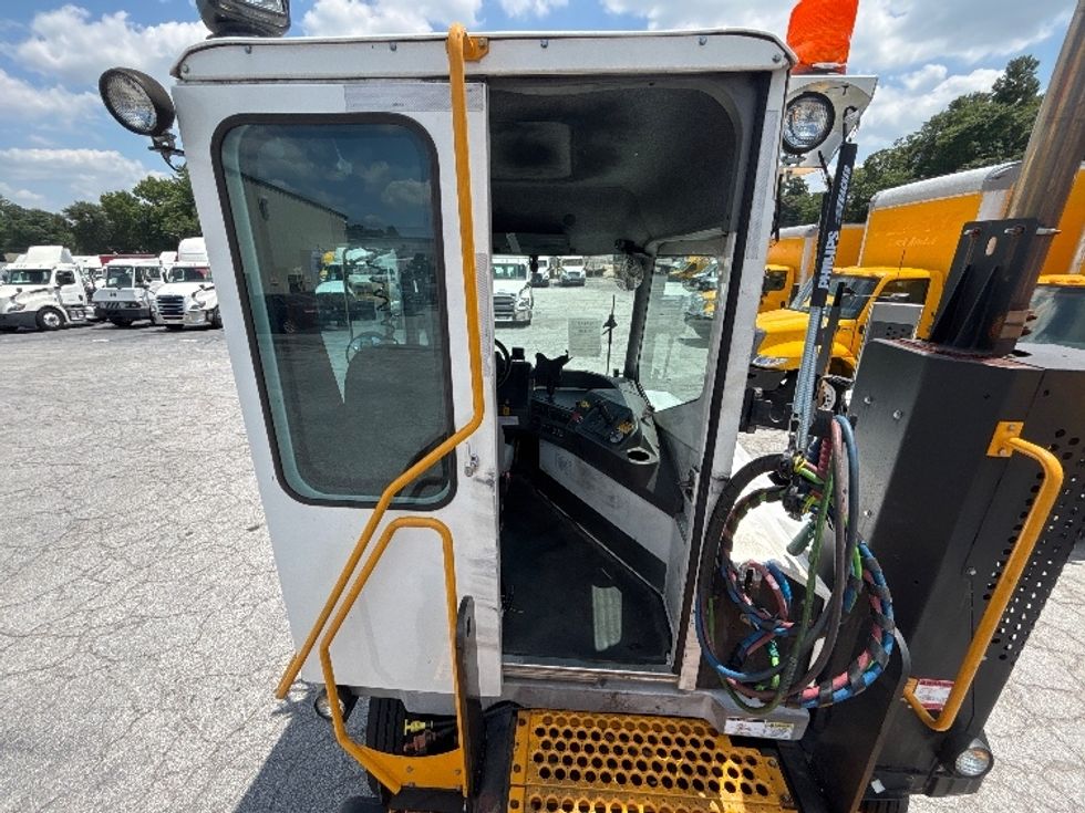 Yard Truck-Heavy Duty Tractors-Ottawa-2019-T2-Forest Park-GA-50,763\n\t\tmiles-$ 61,750 - Image 14