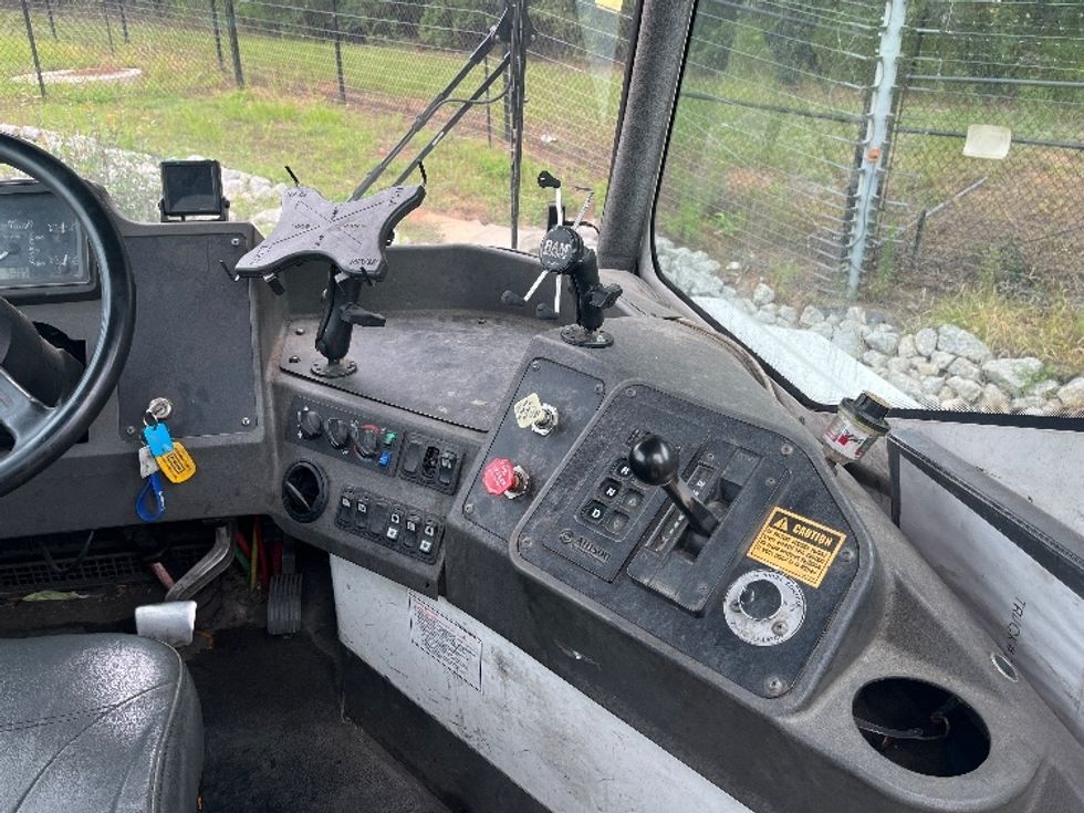 Yard Truck-Heavy Duty Tractors-Ottawa-2019-T2-Forest Park-GA-61,969\n\t\tmiles-$ 56,000 - Image 10
