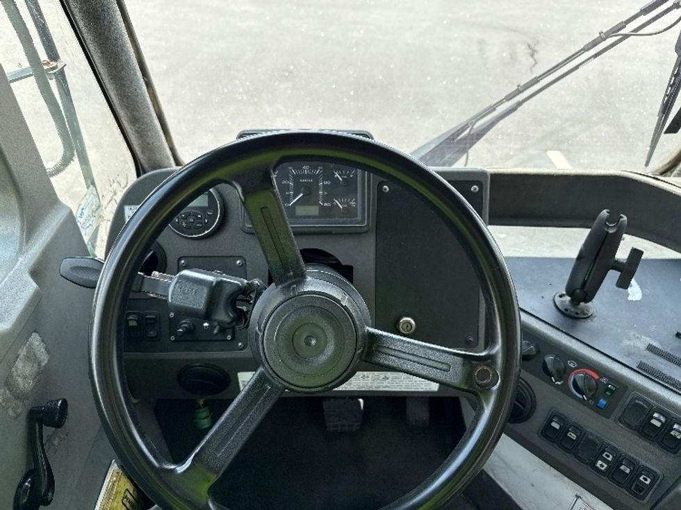 Yard Truck-Heavy Duty Tractors-Ottawa-2019-T2-Forest Park-GA-71,767\n\t\tmiles-$ 52,250 - Image 11
