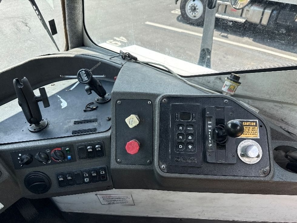 Yard Truck-Heavy Duty Tractors-Ottawa-2019-T2-Forest Park-GA-71,767\n\t\tmiles-$ 52,250 - Image 13