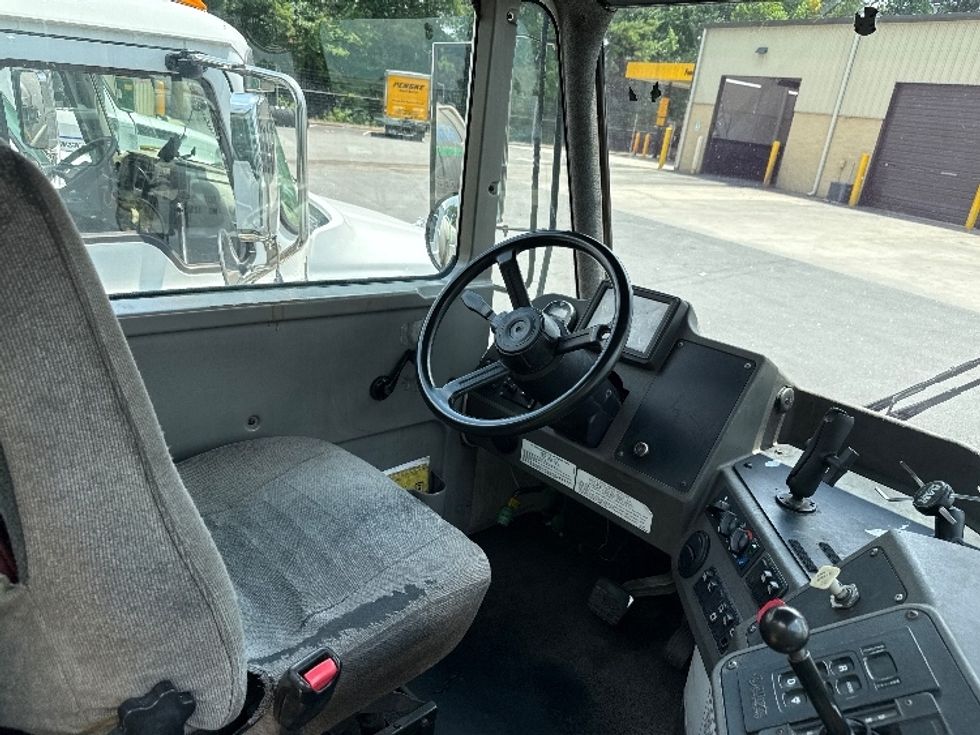 Yard Truck-Heavy Duty Tractors-Ottawa-2019-T2-Forest Park-GA-71,767\n\t\tmiles-$ 52,250 - Image 14