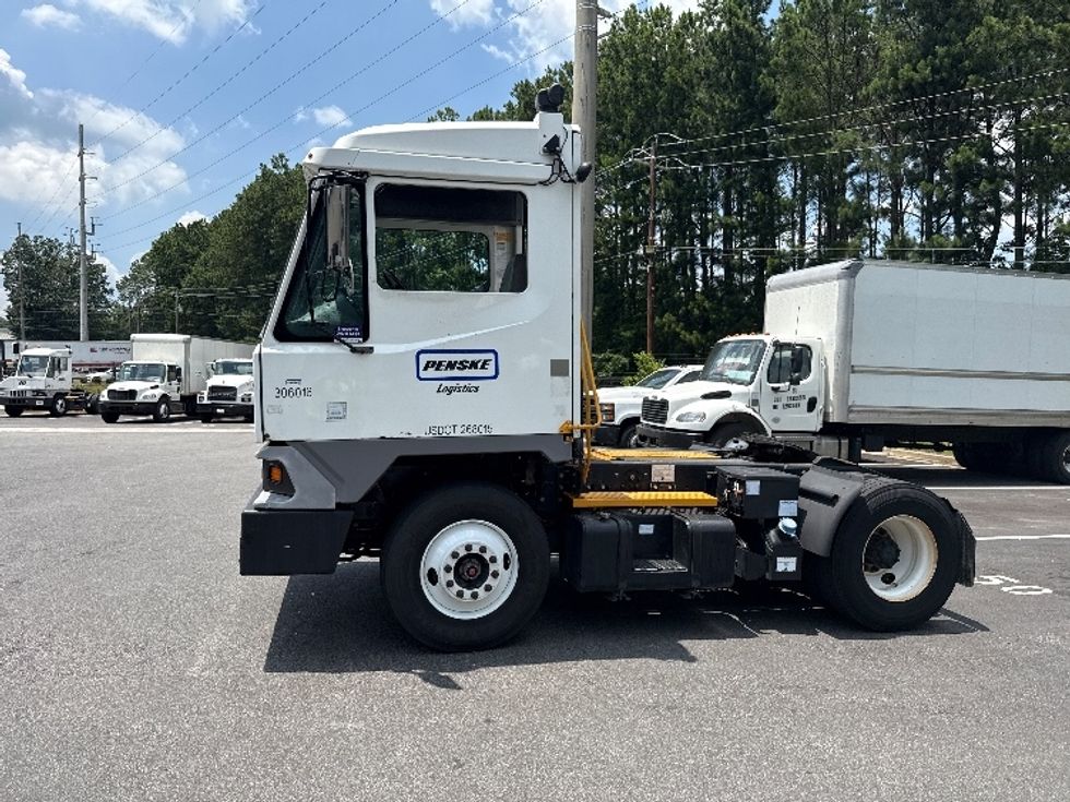 Yard Truck-Heavy Duty Tractors-Ottawa-2019-T2-Forest Park-GA-71,767\n\t\tmiles-$ 52,250 - Image 4