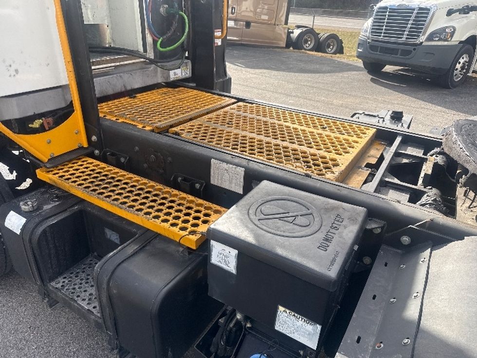 Yard Truck-Heavy Duty Tractors-Ottawa-2019-T2-Knoxville-TN-23,807\n\t\tmiles-$ 70,500 - Image 14