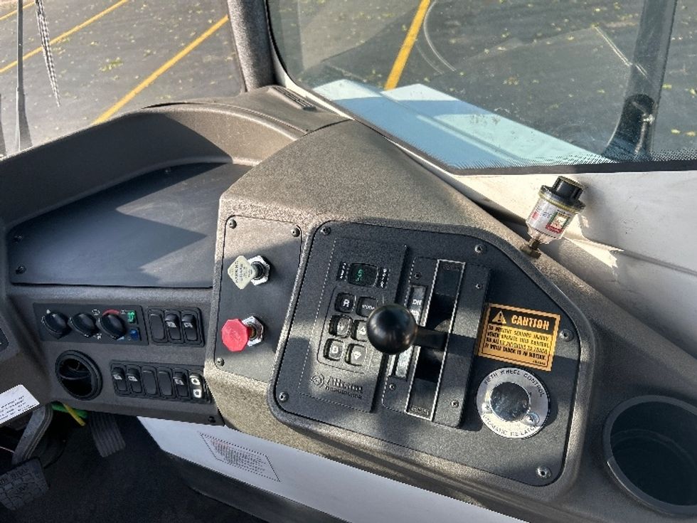 Yard Truck-Heavy Duty Tractors-Ottawa-2019-T2-La Vergne-TN-13,868\n\t\tmiles-$ 61,000 - Image 12