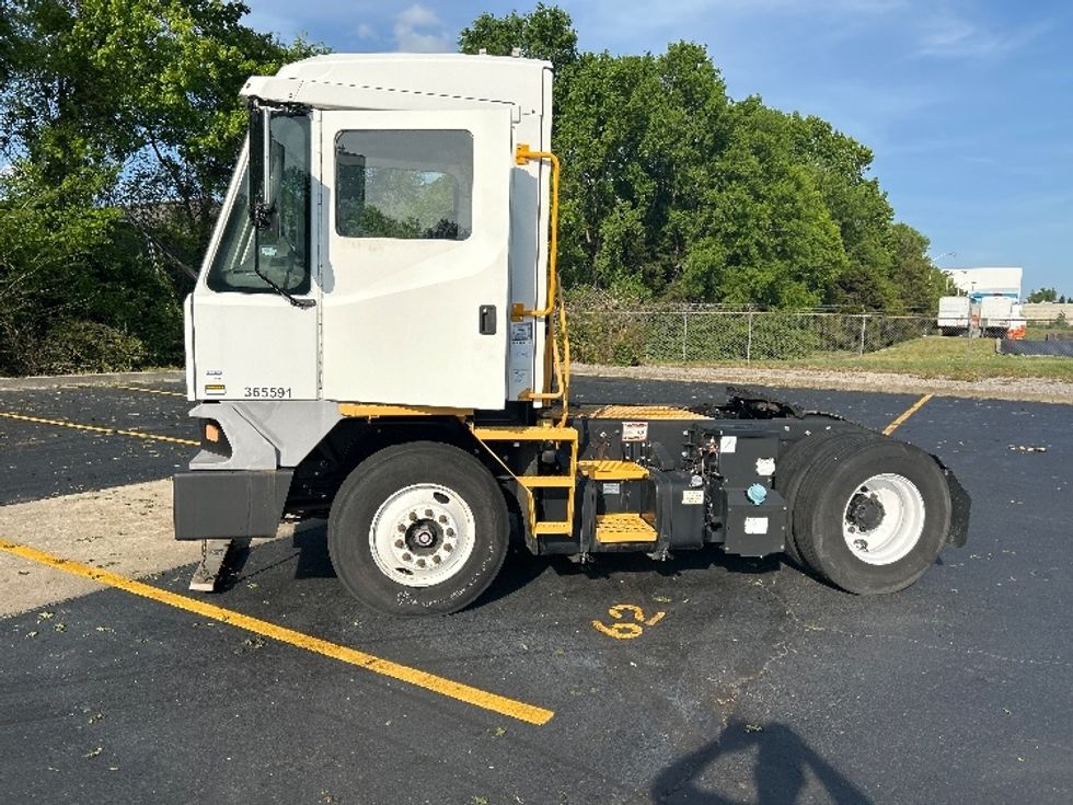 Yard Truck-Heavy Duty Tractors-Ottawa-2019-T2-La Vergne-TN-13,868\n\t\tmiles-$ 61,000 - Image 4