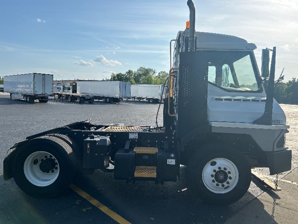Yard Truck-Heavy Duty Tractors-Ottawa-2019-T2-La Vergne-TN-13,868\n\t\tmiles-$ 61,000 - Image 8
