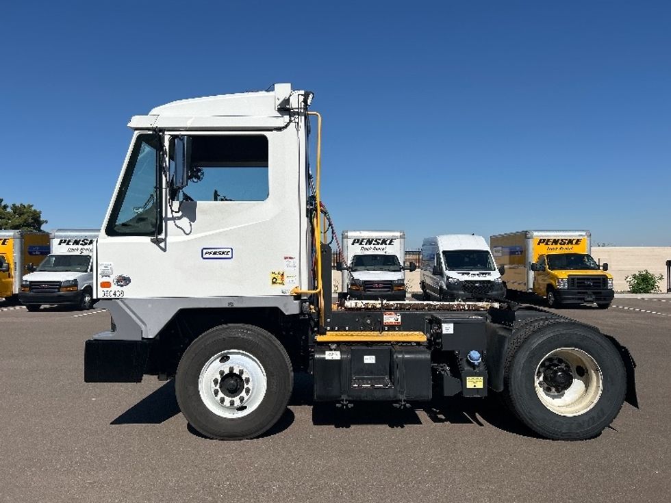 Yard Truck-Heavy Duty Tractors-Ottawa-2019-T2-Phoenix-AZ-233,972\n\t\tmiles-$ 63,250 - Image 4