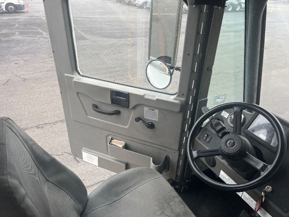 Yard Truck-Heavy Duty Tractors-Ottawa-2019-T2-Salem-VA-67,567\n\t\tmiles-$ 61,000 - Image 14