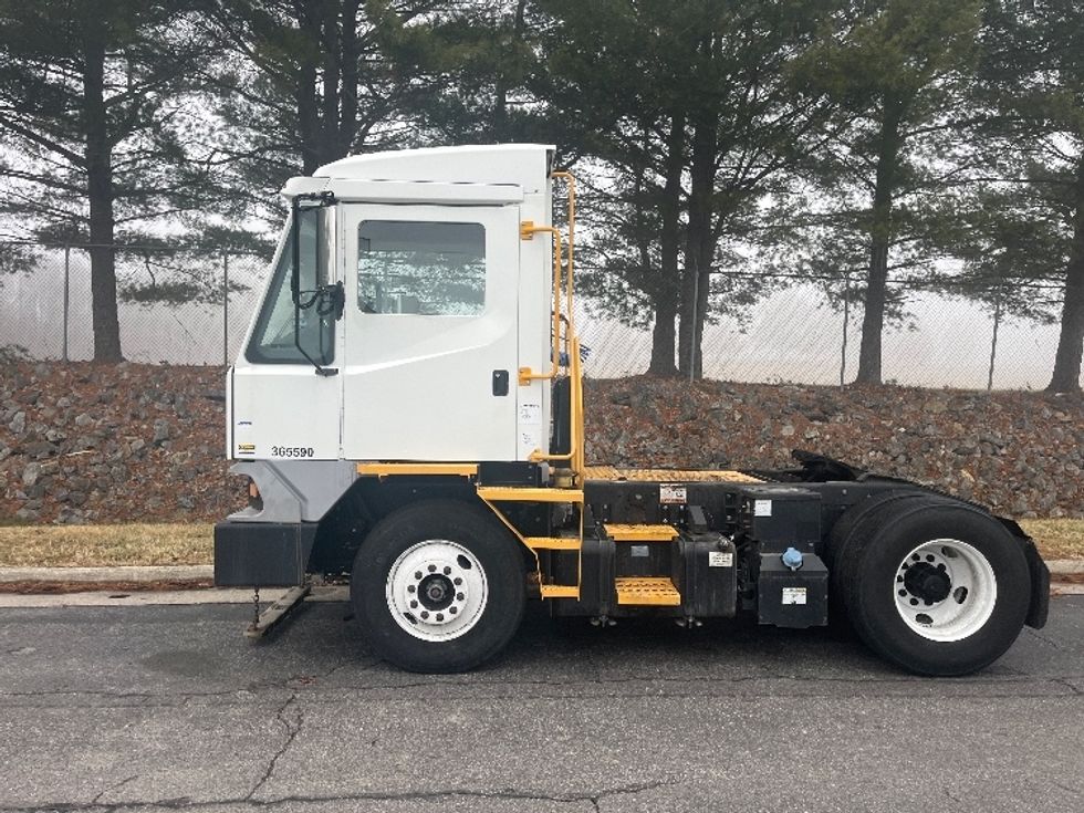 Yard Truck-Heavy Duty Tractors-Ottawa-2019-T2-Salem-VA-67,567\n\t\tmiles-$ 61,000 - Image 4