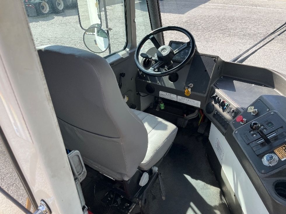 Yard Truck-Heavy Duty Tractors-Ottawa-2019-T2-West Columbia-SC-47,921\n\t\tmiles-$ 67,250 - Image 9