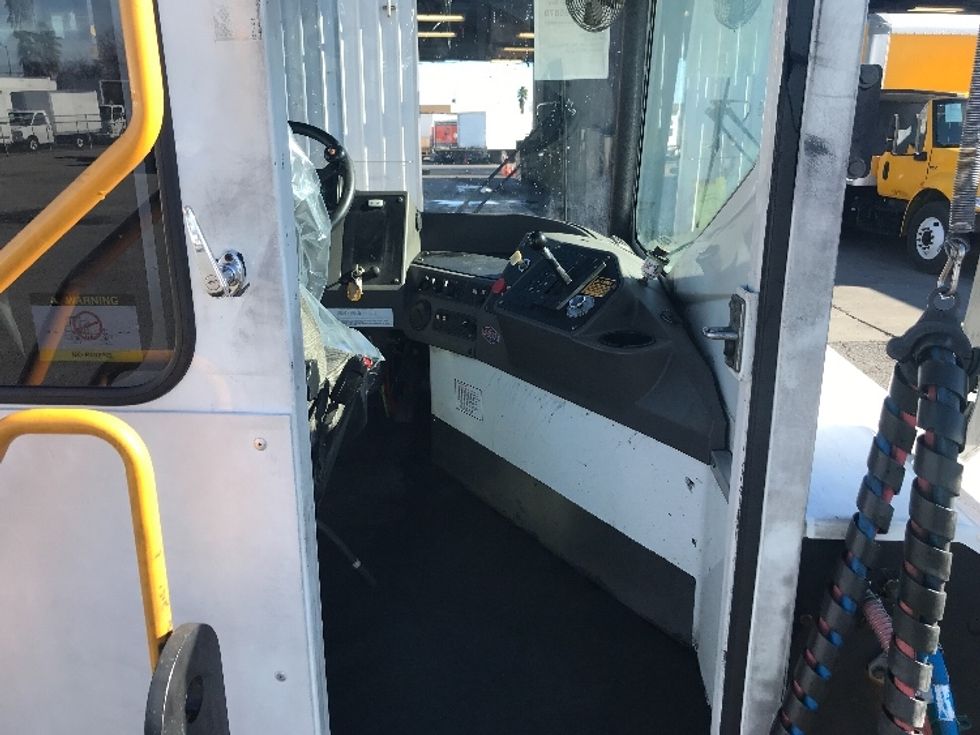 Yard Truck-Heavy Duty Tractors-Ottawa-2019-T2-West Sacramento-CA-35,799\n\t\tmiles-$ 69,250 - Image 14