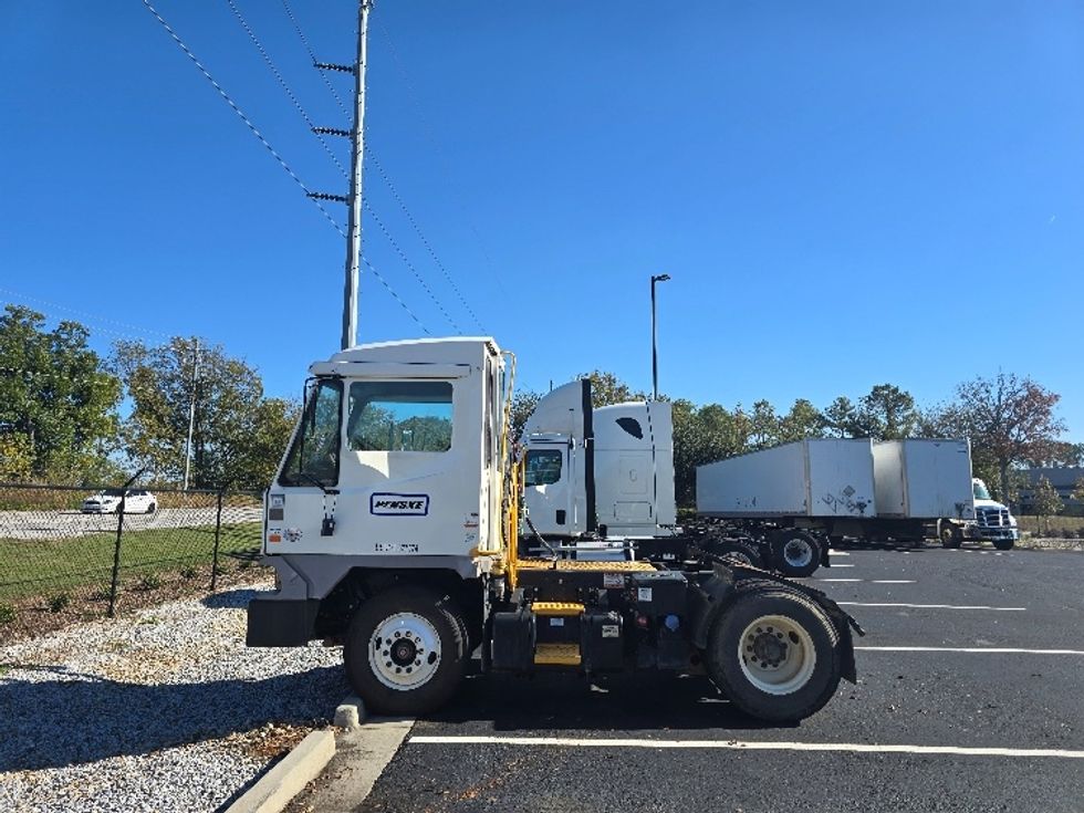 Yard Truck-Heavy Duty Tractors-Ottawa-2020-T2-Atlanta (Forest Park)-GA-15,204\n\t\tmiles-$ 79,000 - Image 4