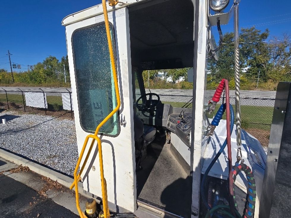 Yard Truck-Heavy Duty Tractors-Ottawa-2020-T2-Atlanta (Forest Park)-GA-15,204\n\t\tmiles-$ 79,000 - Image 9