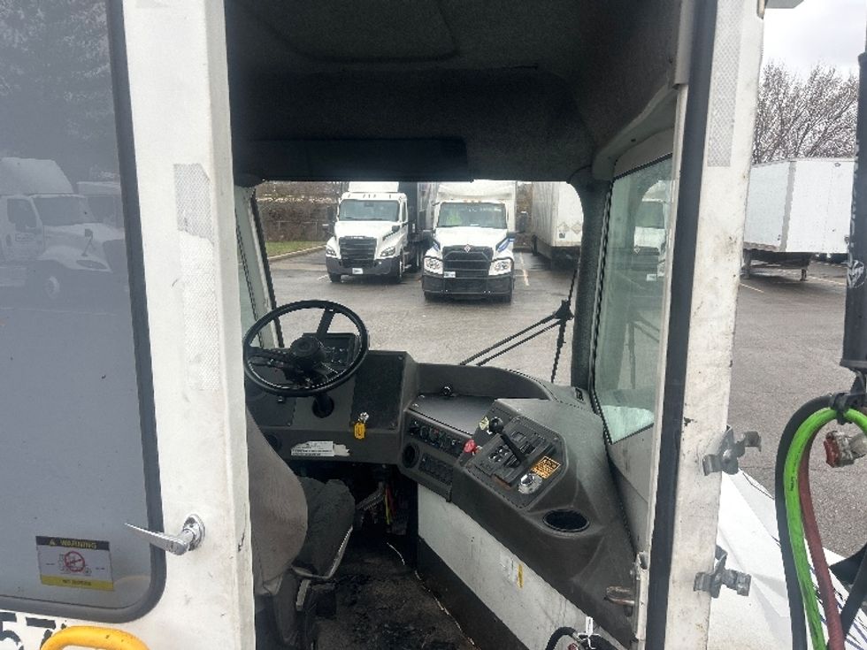 Yard Truck-Heavy Duty Tractors-Ottawa-2020-T2-Kansas City-MO-24,990\n\t\tmiles-$ 74,250 - Image 8