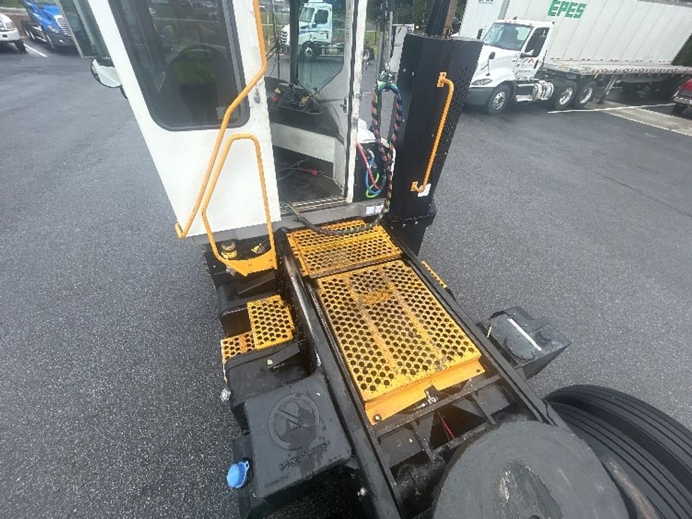 Yard Truck-Heavy Duty Tractors-Ottawa-2021-T2-Forest Park-GA-119,179\n\t\tmiles-$ 81,500 - Image 15