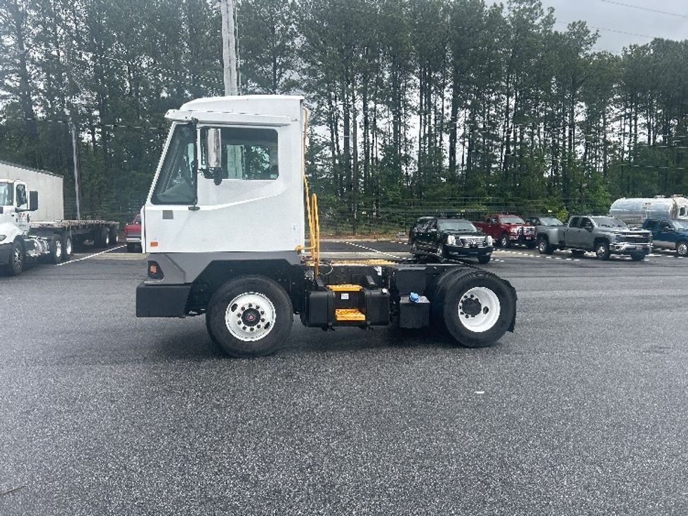 Yard Truck-Heavy Duty Tractors-Ottawa-2021-T2-Forest Park-GA-119,179\n\t\tmiles-$ 81,500 - Image 4