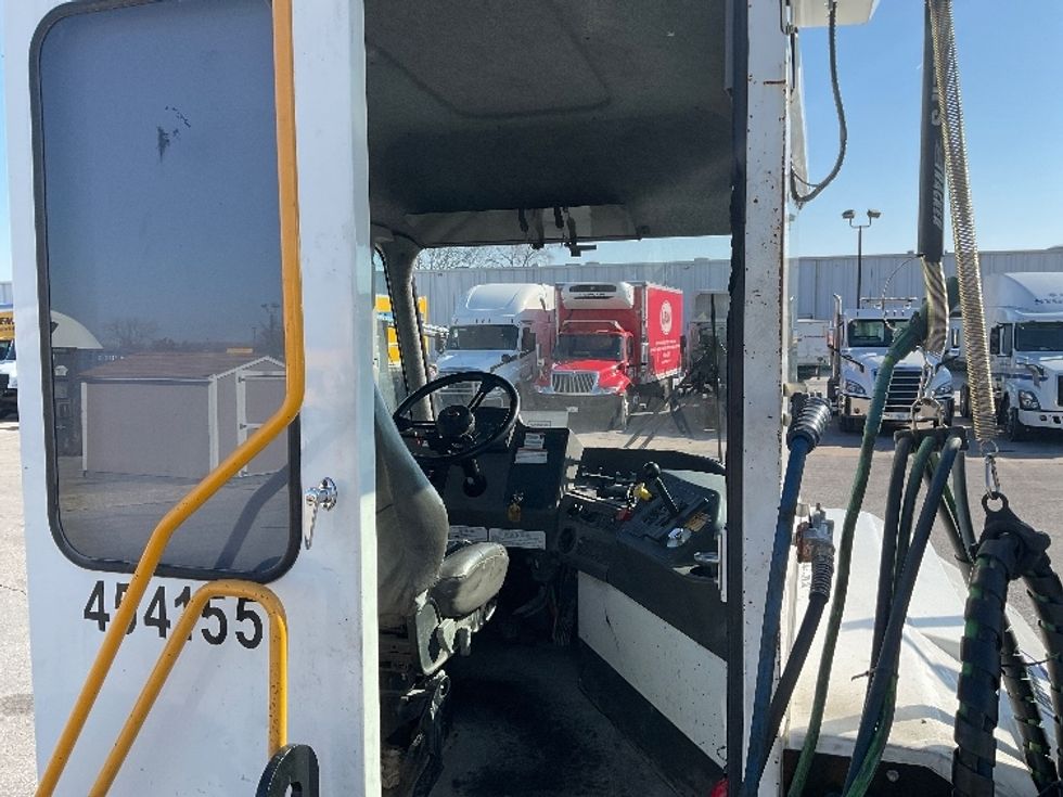 Yard Truck-Heavy Duty Tractors-Ottawa-2021-T2-Kansas City-MO-172,101\n\t\tmiles-$ 92,250 - Image 9