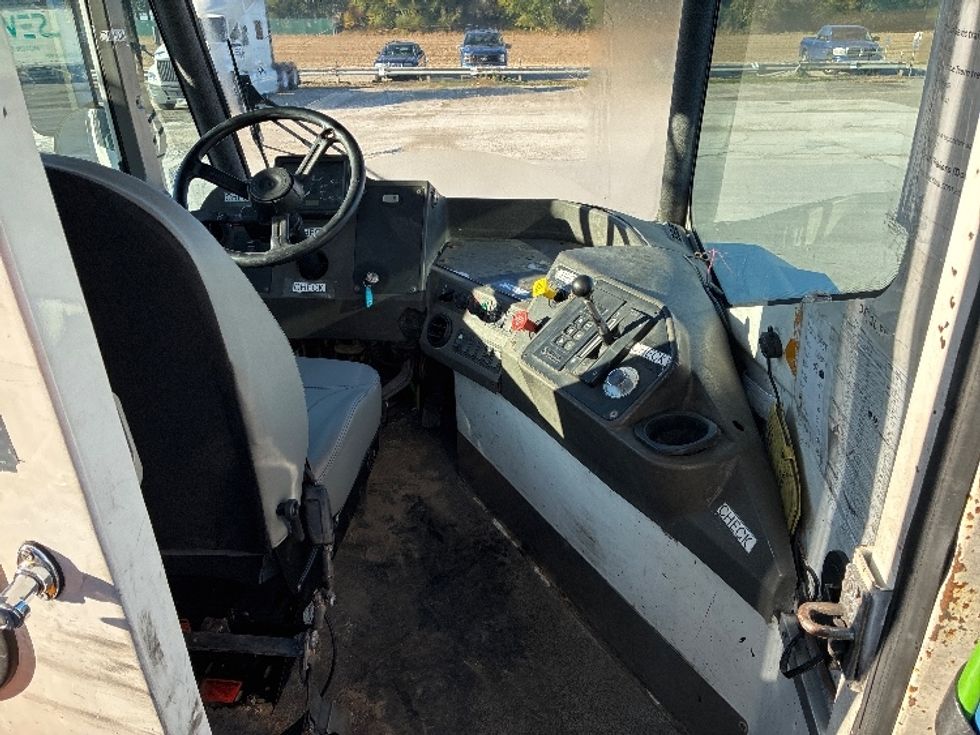 Yard Truck-Heavy Duty Tractors-Ottawa-2021-T2-Obetz-OH-30,015\n\t\tmiles-$ 75,500 - Image 9