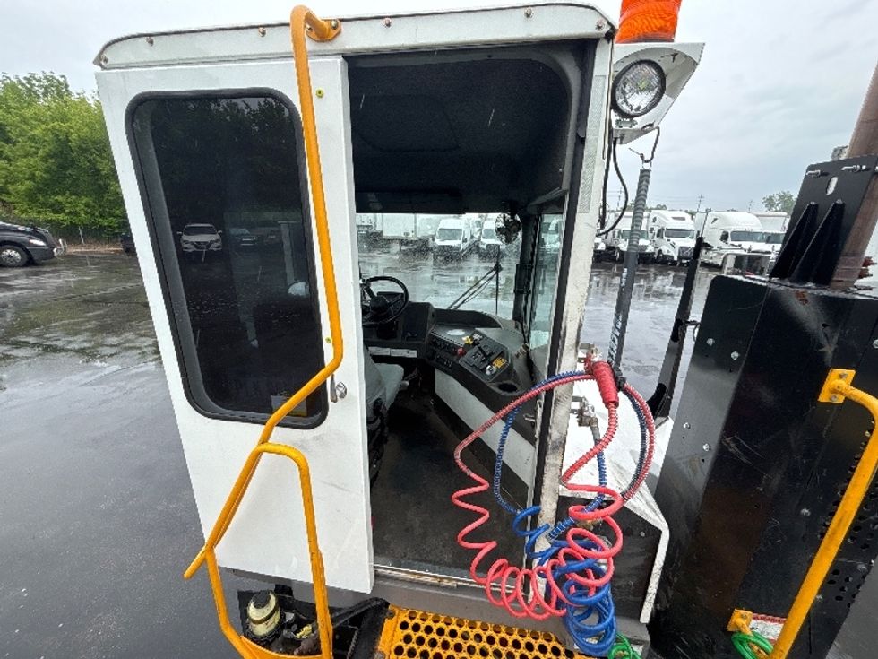 Yard Truck-Heavy Duty Tractors-Ottawa-2022-T2-Brook Park-OH-46,788\n\t\tmiles-$ 94,500 - Image 9