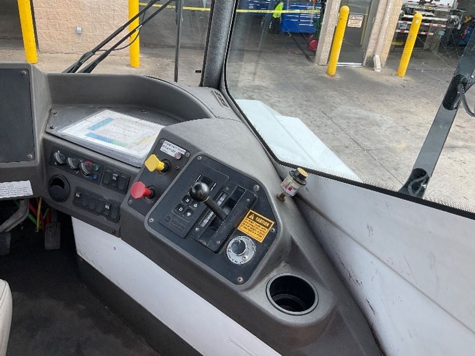 Yard Truck-Heavy Duty Tractors-Ottawa-2022-T2-Brooklyn Park-MN-43,695\n\t\tmiles-$ 102,500 - Image 12