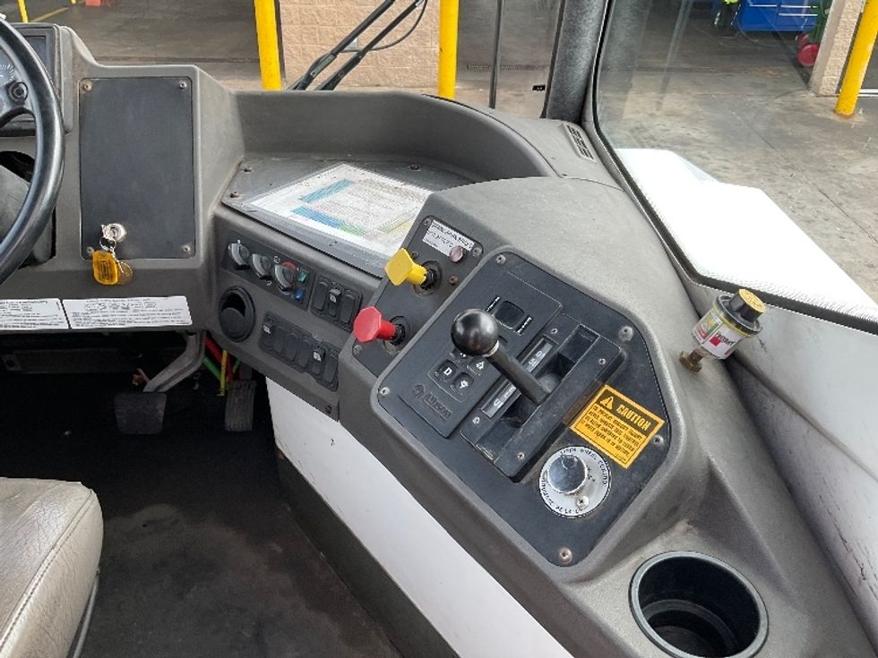 Yard Truck-Heavy Duty Tractors-Ottawa-2022-T2-Brooklyn Park-MN-43,695\n\t\tmiles-$ 102,500 - Image 13