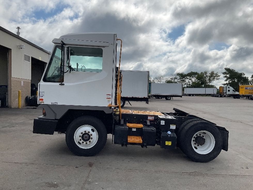 Yard Truck-Heavy Duty Tractors-Ottawa-2022-T2-Brooklyn Park-MN-43,695\n\t\tmiles-$ 102,500 - Image 4