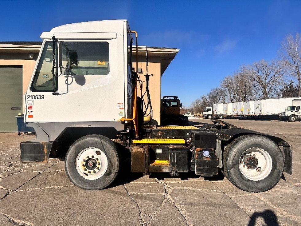 Yard Truck-Heavy Duty Tractors-Ottawa-2022-T2-East Chicago-IN-27,821\n\t\tmiles-$ 108,750 - Image 4