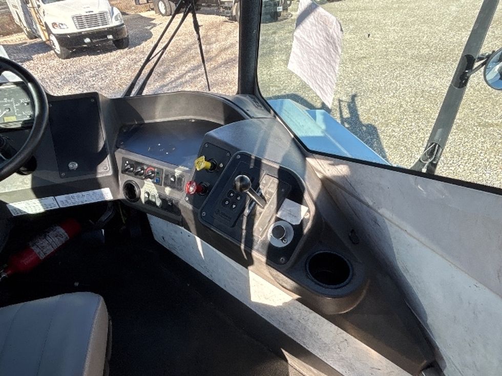 Yard Truck-Heavy Duty Tractors-Ottawa-2022-T2-Hueytown-AL-39,005\n\t\tmiles-$ 97,000 - Image 14