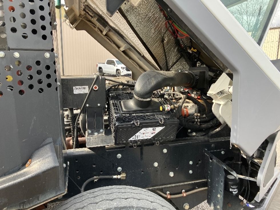 Yard Truck-Heavy Duty Tractors-Ottawa-2022-T2-Hueytown-AL-39,005\n\t\tmiles-$ 97,000 - Image 15