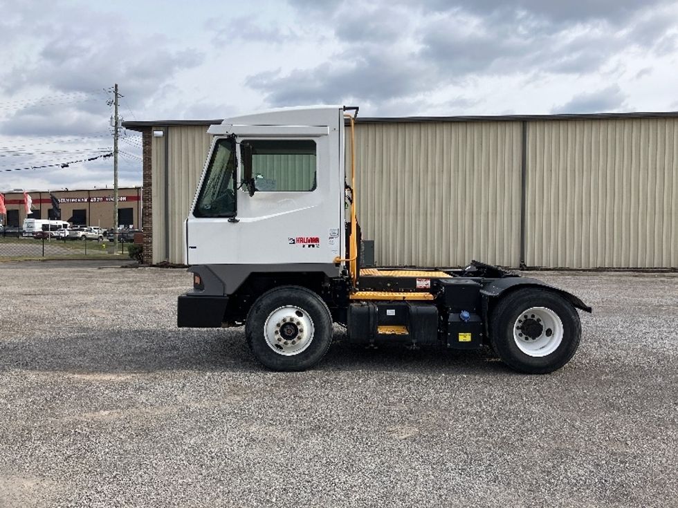 Yard Truck-Heavy Duty Tractors-Ottawa-2022-T2-Hueytown-AL-39,005\n\t\tmiles-$ 97,000 - Image 4