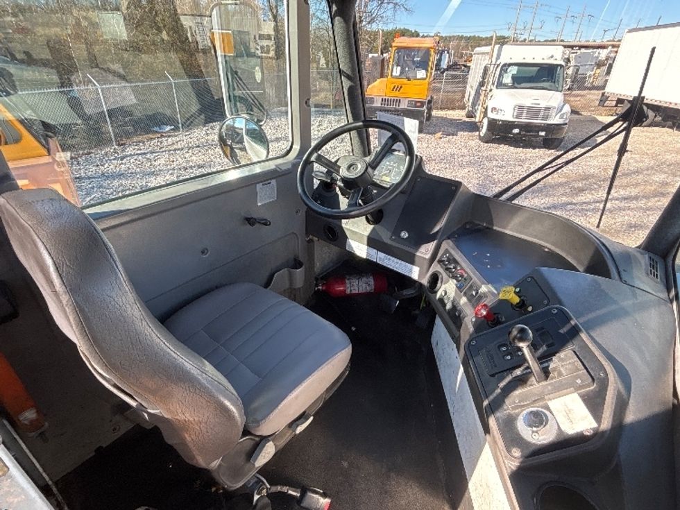 Yard Truck-Heavy Duty Tractors-Ottawa-2022-T2-Hueytown-AL-39,005\n\t\tmiles-$ 97,000 - Image 9