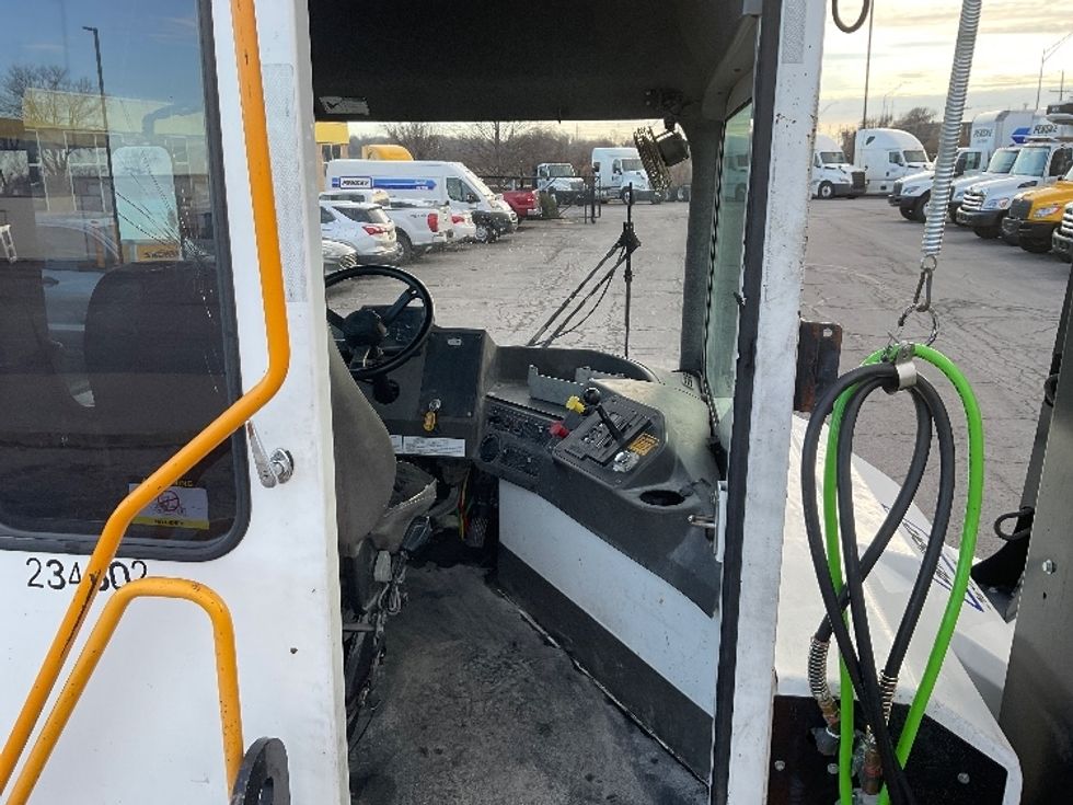 Yard Truck-Heavy Duty Tractors-Ottawa-2022-T2-Kansas City-MO-20,461\n\t\tmiles-$ 108,250 - Image 9