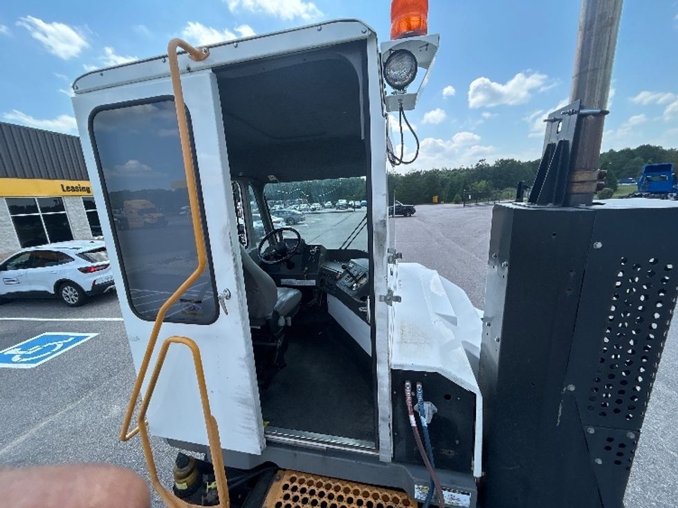 Yard Truck-Heavy Duty Tractors-Ottawa-2022-T2-Prince George-VA-26,137\n\t\tmiles-$ 89,000 - Image 12