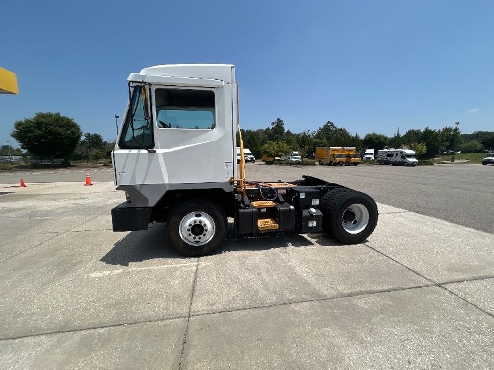 Yard Truck-Heavy Duty Tractors-Ottawa-2022-T2-Prince George-VA-26,137\n\t\tmiles-$ 89,000 - Image 4