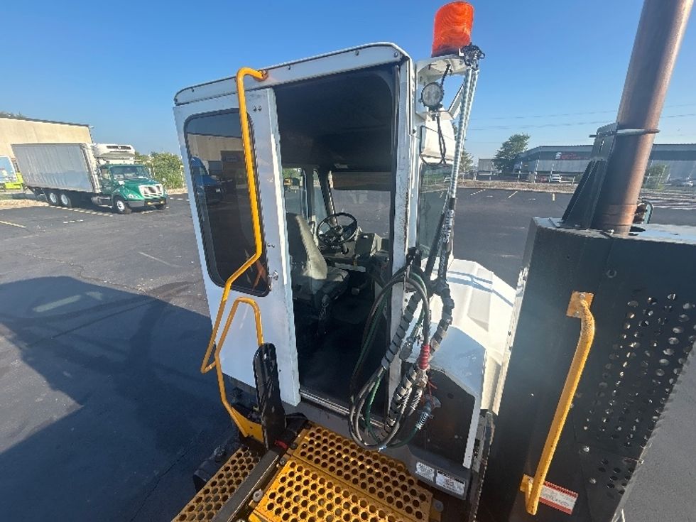 Yard Truck-Heavy Duty Tractors-Ottawa-2023-T2-Indianapolis-IN-60,682\n\t\tmiles-$ 99,500 - Image 9